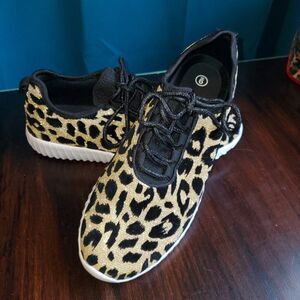 NWOT Sparkle Leopard Slip on Lightweight sneakers Gold & Black Women’s  9
